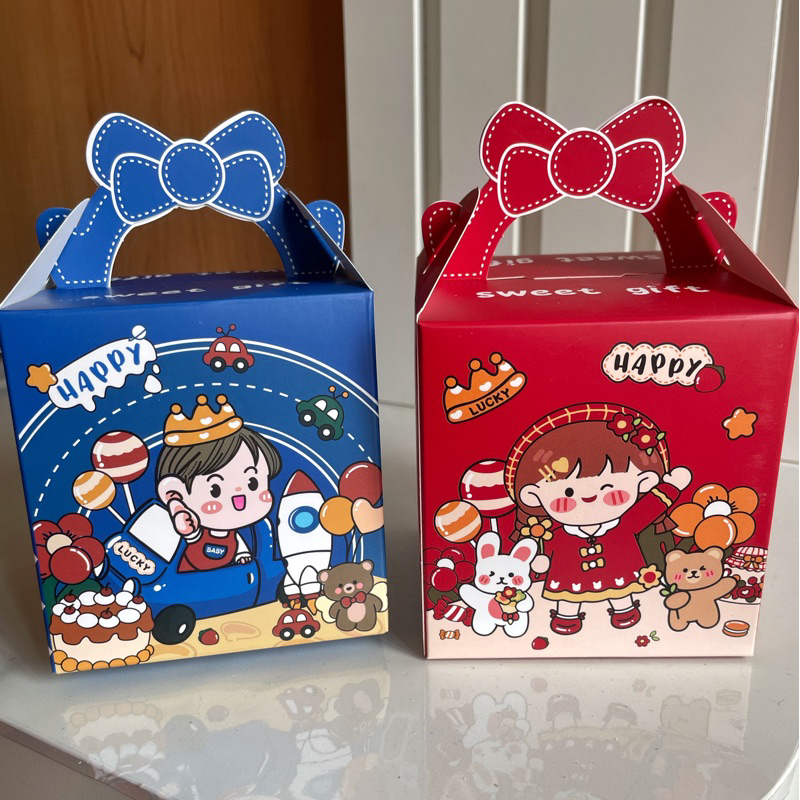 

Goodie Bag Ulang Tahun Anak Cewek Cowok / Tas Ulang Tahun Prince Princess / Kemasan Bingkisan Ulang Tahun Birthday Ultah Baby 1 month / Snack Paper Box Hampers Tenteng Handle / Biru merah pita Size M