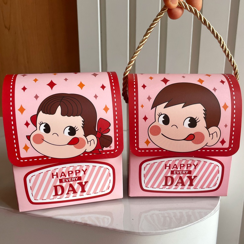 

Goodie Bag Ulang Tahun Anak Cewek Cowok / Peko Fujiya Milky jepang / Tas Ulang Tahun Prince Princess / Kemasan Bingkisan Ulang Tahun Birthday Ultah Baby 1 month / Snack Paper Box Hampers Tenteng Handle / Merah Pink Tali / Permen coklat