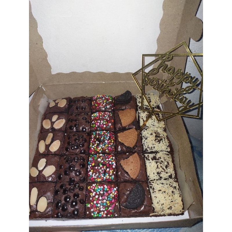 

Fudgy Brownies 20×20 + Topper dan lilin Ulang Tahun