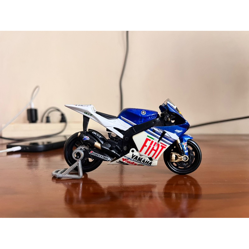 DIECAST-MOTOGP-VALENTINO-ROSSI-FIAT-2007