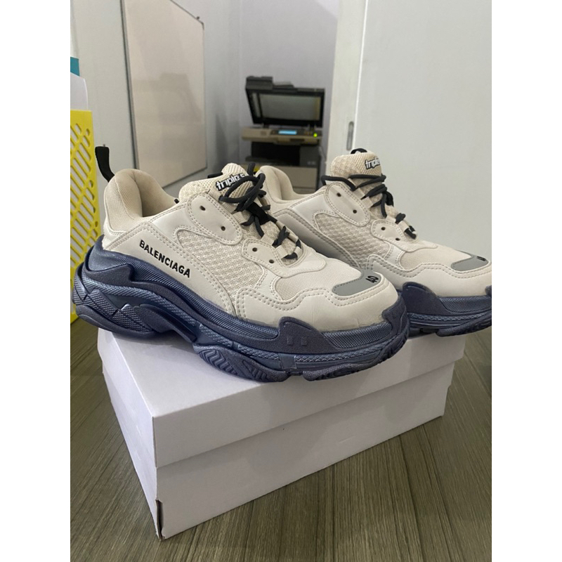 sepatu cowok merk balenciaga