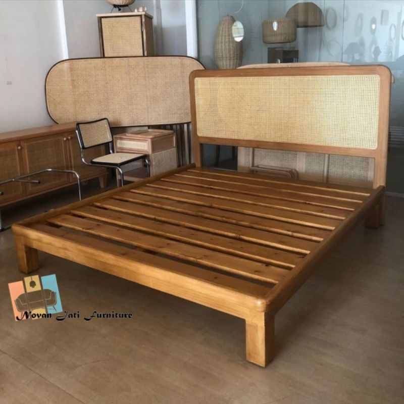 diipan tempat tidur sandaran rotan