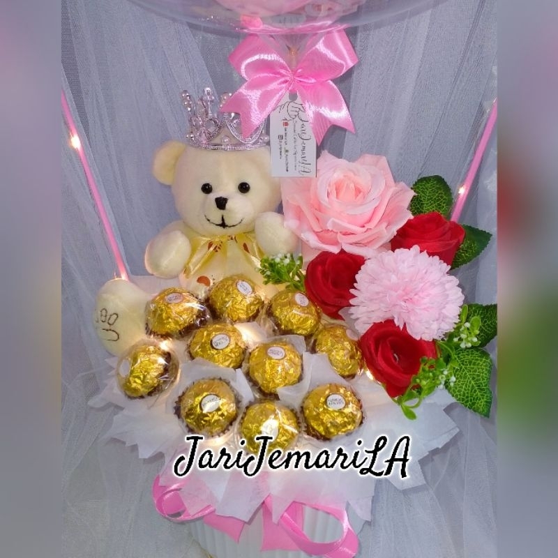 

Buket Balon Coklat Fererro Rocher dengan Boneka Mahkota/ Buket coklat valentine/ hadiah wisuda
