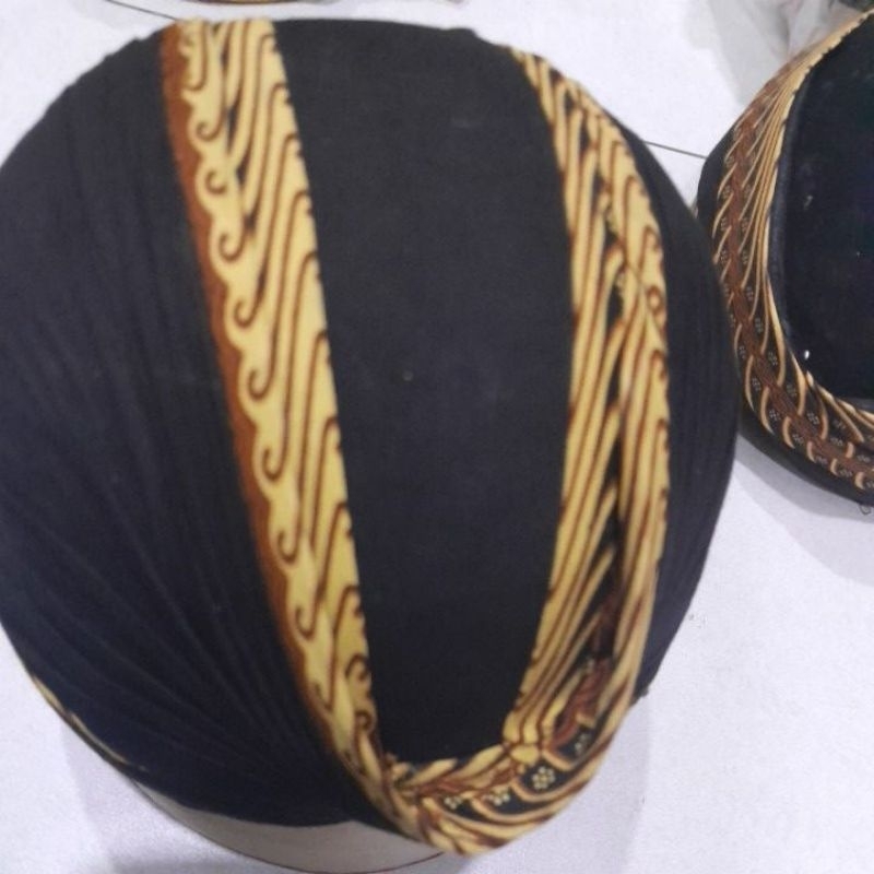 BLANGKON JOGJA mondolan HITAM LIST BATIK