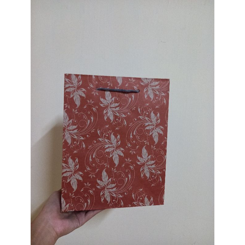 

Paperbag R7 BK motif batik warna ukuran 20×10×25 cm isi 12pcs /paperbag souvenir / tas kertas / tas souvenir