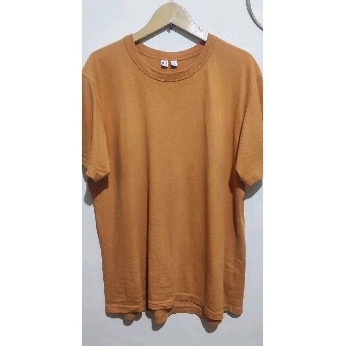 kaos  uniqlo mustard