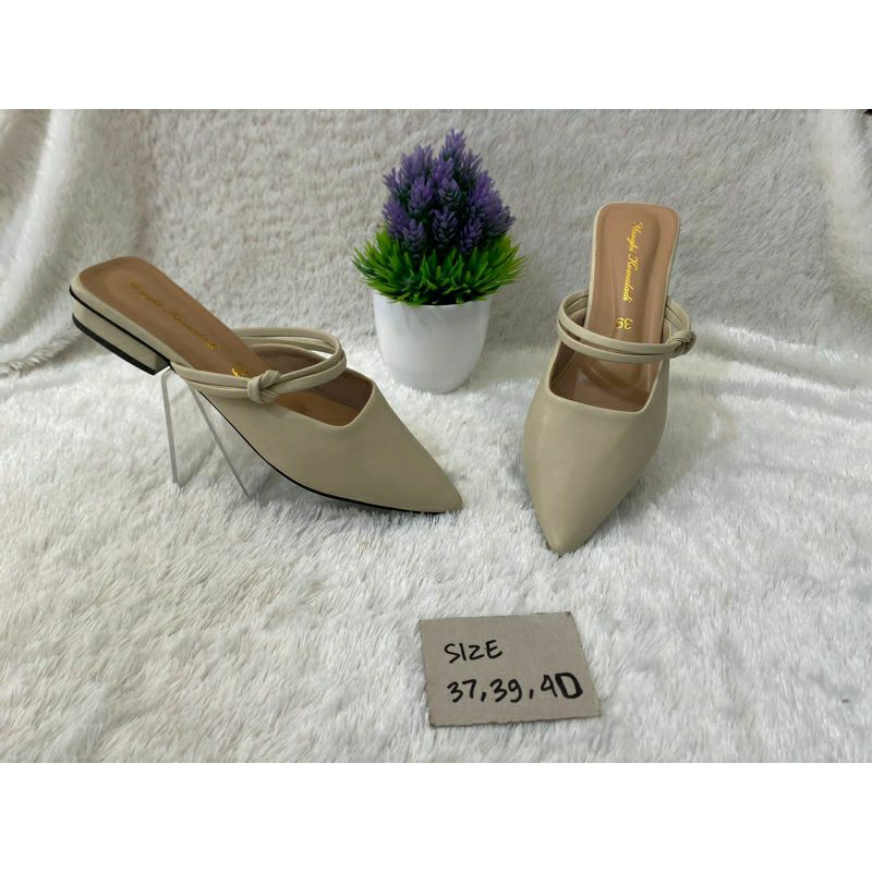 Yongki Komaladi Sandal Selop Hak Tahu