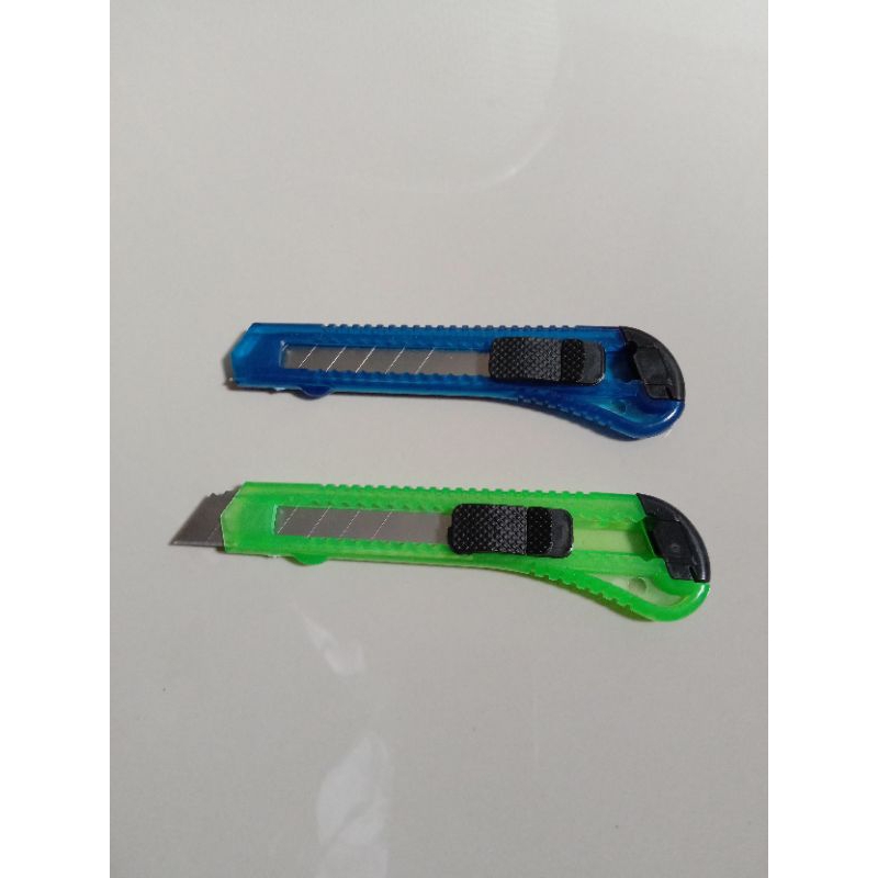 

1pcs cutter plastik besar/ pisau cutter pemotong warna warni