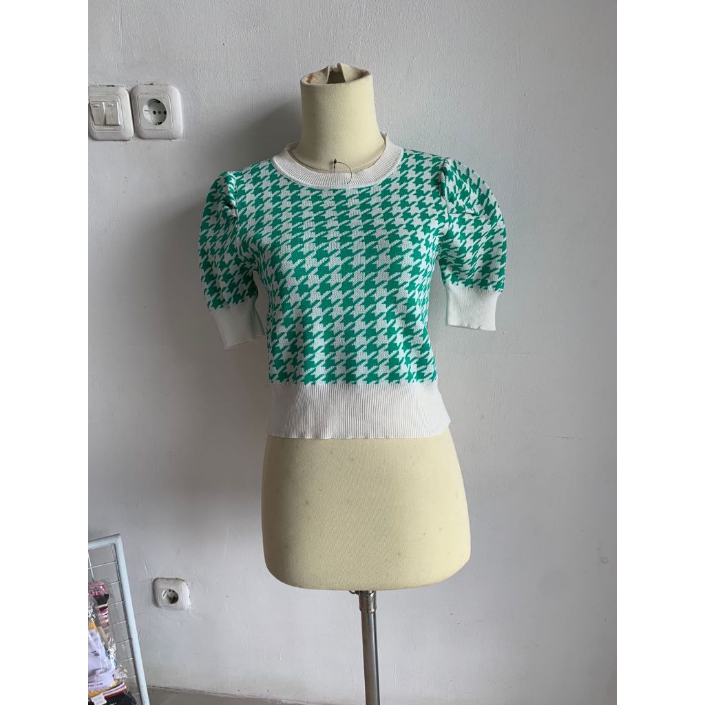 Preloved - atasan kaos putih hijau (M069)