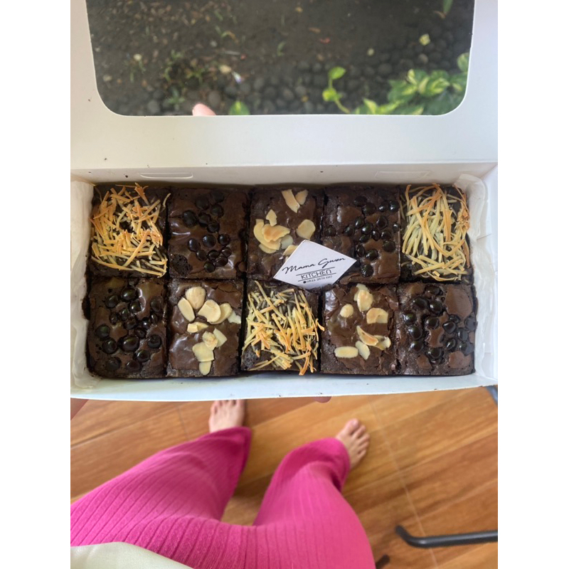 

BROWNIES FUDGY NYOKLAT BANGET 3 topping 10 sekat