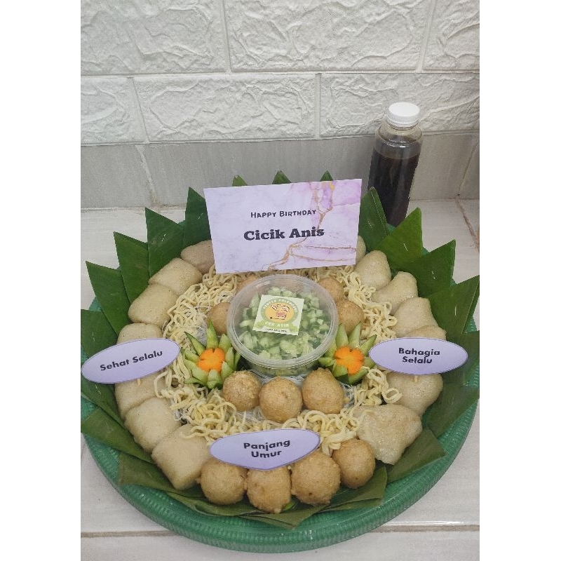 

tumpeng pempek ultah | Kue Pempek | Kue ultah | kue unik | pempek birthday cake | Pempek enak