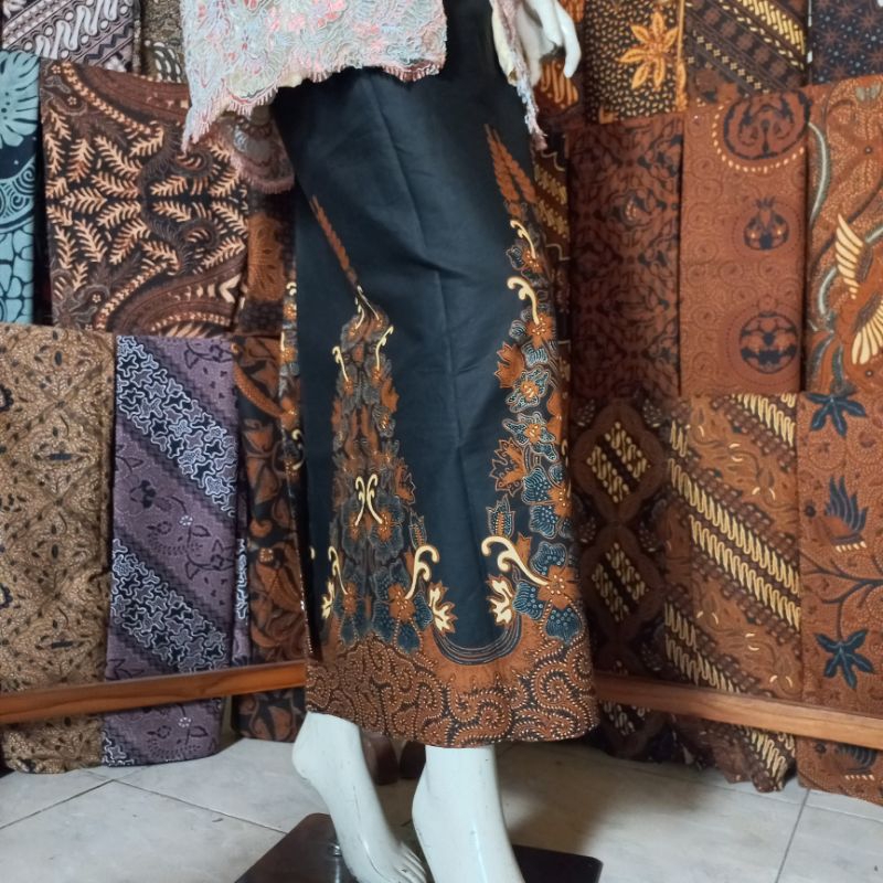 Jarik dan Rok Wiru Klasik Sogan Solo Motif Gunungan Kembang Batik Hitam