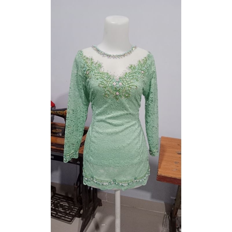 kebaya modern, kebaya hijau sage, kebaya pesta, kebaya berpayet, kebaya wisuda