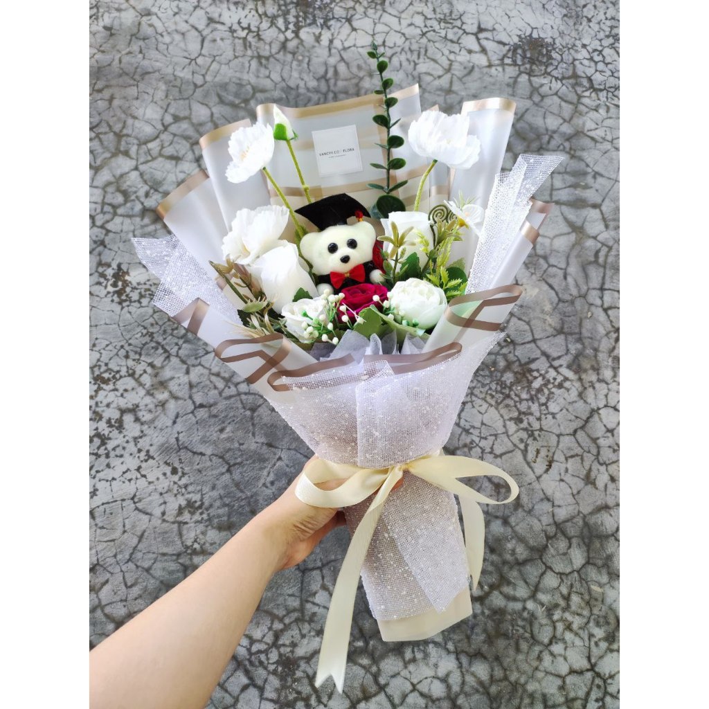 Buket BUnga Wisuda Murah / Buket Bunga Wisuda Vancyy Florist / Buket Bunga Wisuda Artificial / Buket Bunga Wisuda Ready Batam / Buket Bunga Wisuda Cantik