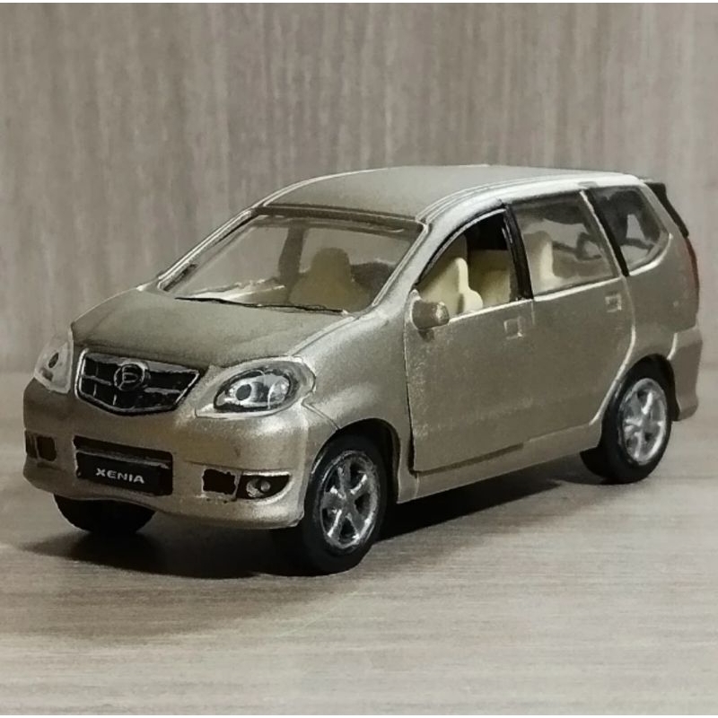 diecast daihatsu xenia skala 1/43 body besi warna Champagne