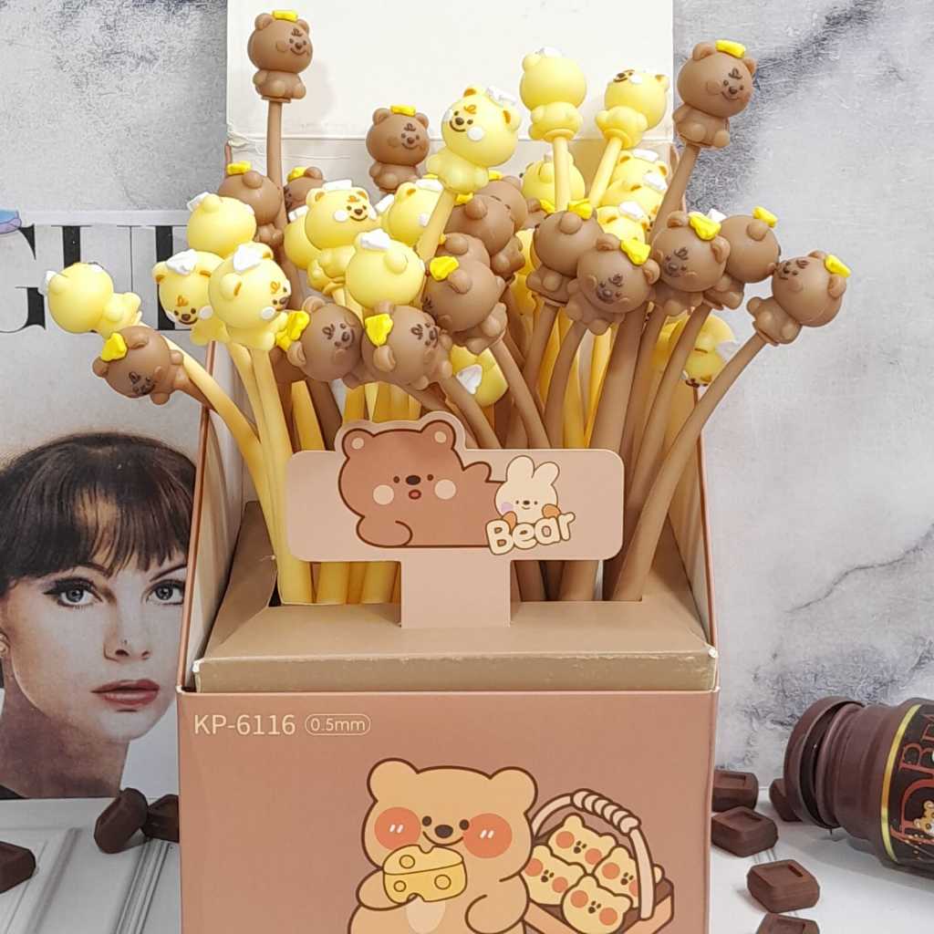 

Pulpen Lentur Bear Cheese / Pen Goyang Beruang Cute Spesial Tinta Hitam Bolpen Inul Bear Keju Ready 2 Warna Cokelat Kuning Alat Tulis Sekolah Anak Kekinian Best Seller Favorit Bisa Grosir dan COD