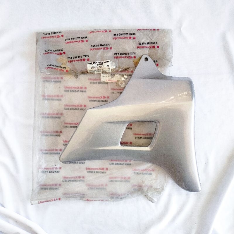 COVER TANK NINJA SILVER BAGIAN KIRI (36001-1586 4K) UNTUK MOTOR KAWASAKI NINJA ORIGINAL KAWASAKI GEN