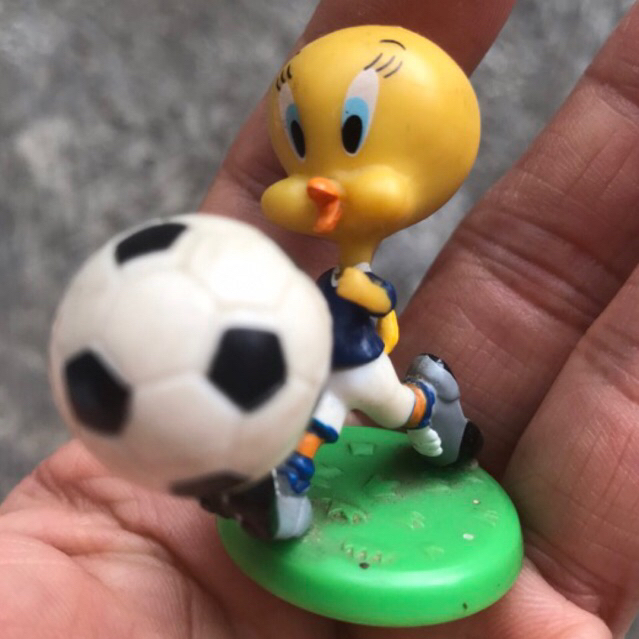 TWEETY SOCCER FIGURE