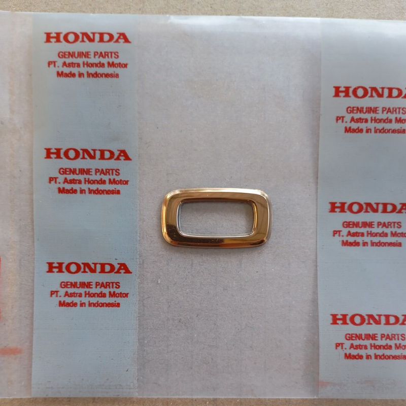 emblem logo scoopy huruf O gold 2021-2024