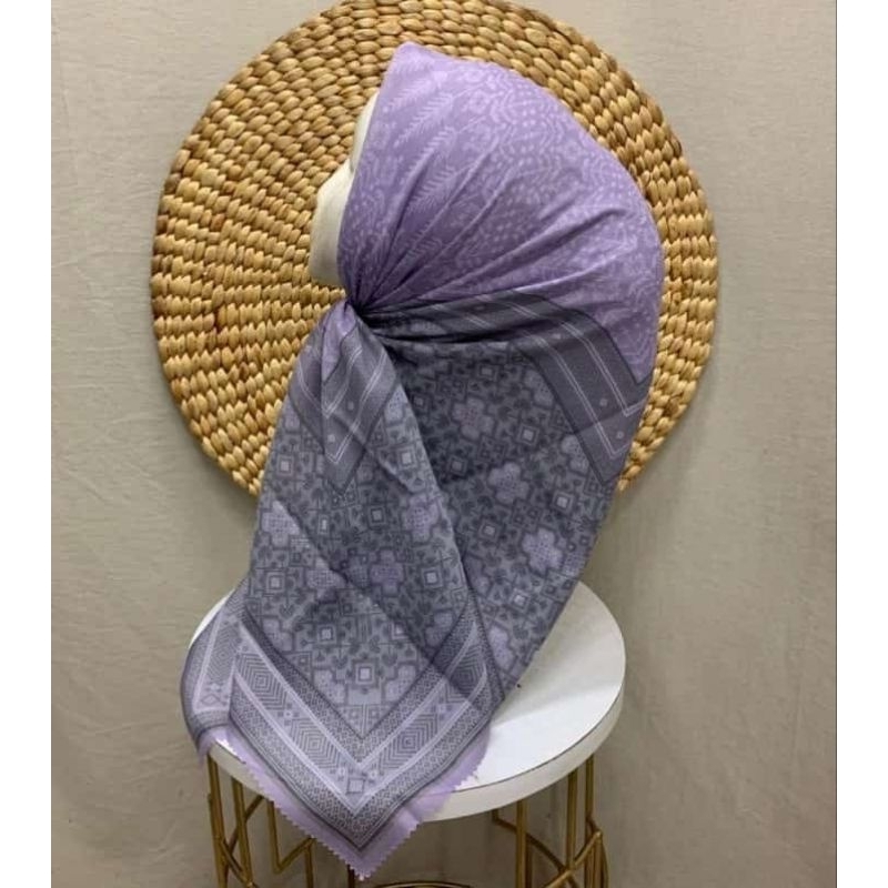HIJAB SEGIEMPAT VOAL MOTIF DAUN COKSU