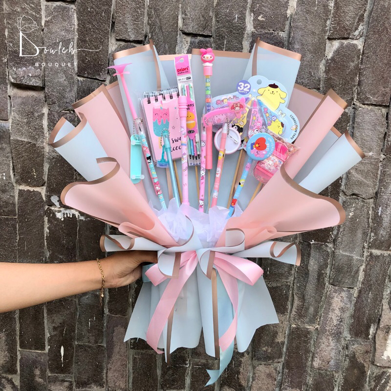 

Bowleh Bouquet | Bouquet Alat Tulis Pastel Medium Size | Wrapping Pink Mix Baby Blue