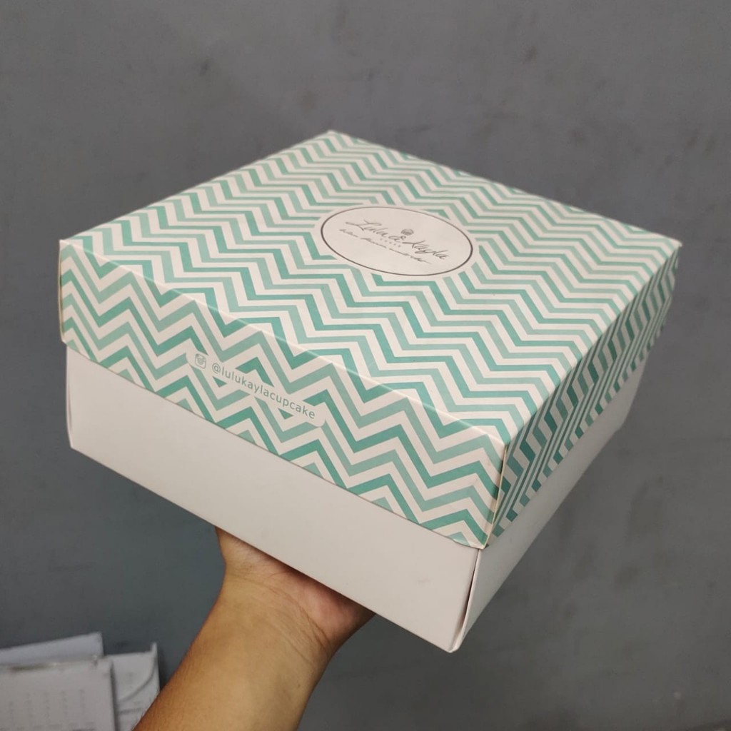 

Cetak Custom Design Box Dus Nasi Pisah Tutup 20*20*2.5 cm