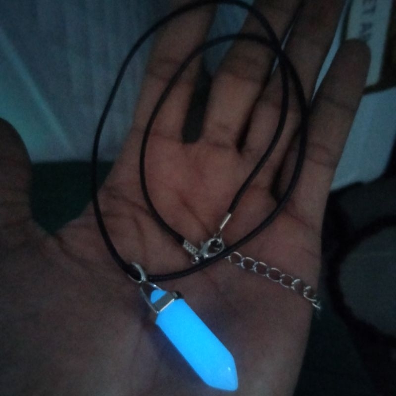 gelang batu fosfor menyala dalam gelap