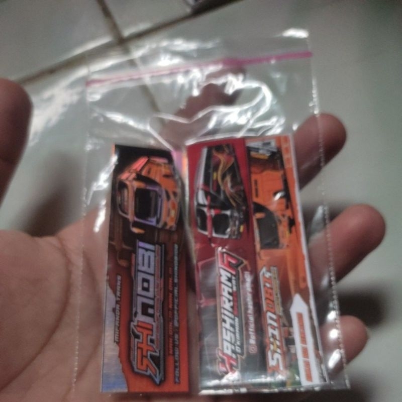 

stiker Mifanda trans original 5.000(3 stiker) yang biasa yang hologram 5.000 (2 stiker)