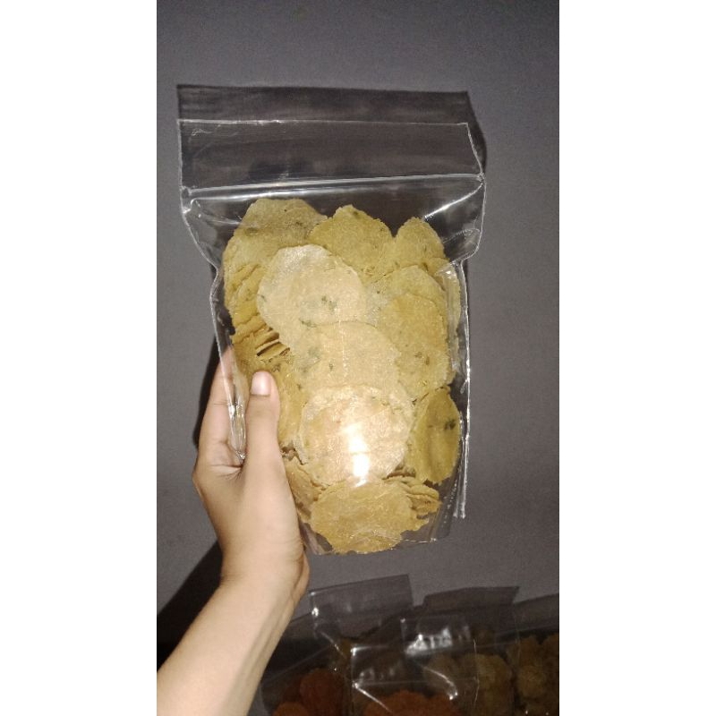 

kripik SAMILER ( bahan utama singkong) yang di bumbui dengan rempah khas dan di taburi dengan irisan daun seledri