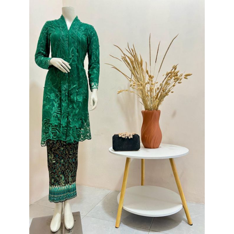 TERLARIS SETELAN KEBAYA KARTINI TILE/ KEBAYA TILE KARTINI/ KEBAYA MEWAH/ KEBAYA LAMARAN/ KEBAYA