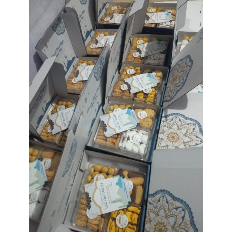

Hampers Lebaran//Hampers Kue Kering//Hampers Kuker//Hampers isi 4Toples//Hampers Malang//Hampers mewah
