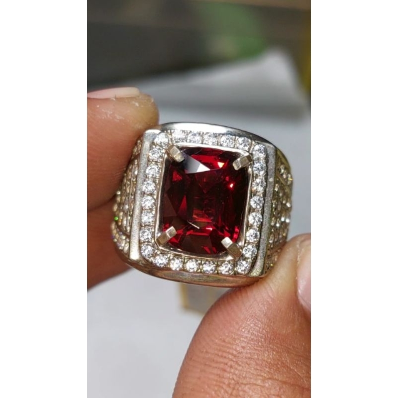 Natural pyrope almandite garnet