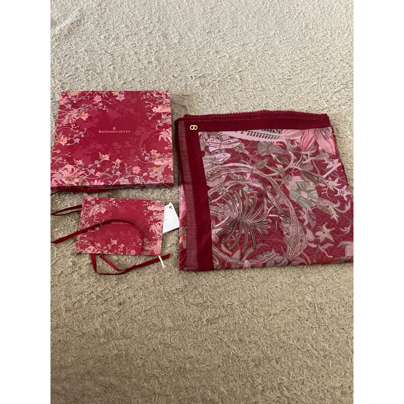 Preloved Buttonscarves Dubai size XL