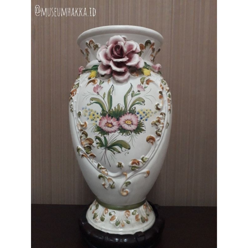 vas Bunga Keramik Guci