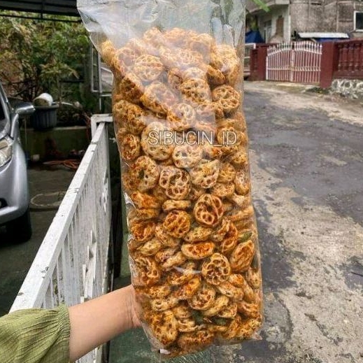 

1kg seblak kering kerupuk pedo daun jeruk SEBLAK RAFAEL el snack-semarang / seblak kering jablay kemplang seblak kering extra pedas daun jeruk netto 1000 gram/1kg SEBLAK RAFAEL