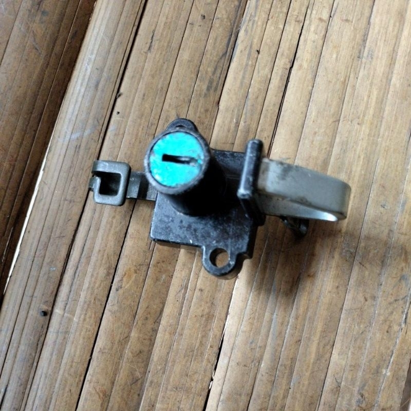 gantungan helm honda megapro fi original baru minus tanpa anak kunci