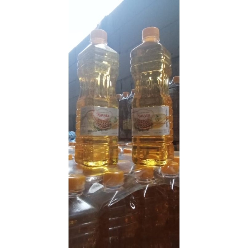 

1 pack minyak goreng navita kemasan botol 900m