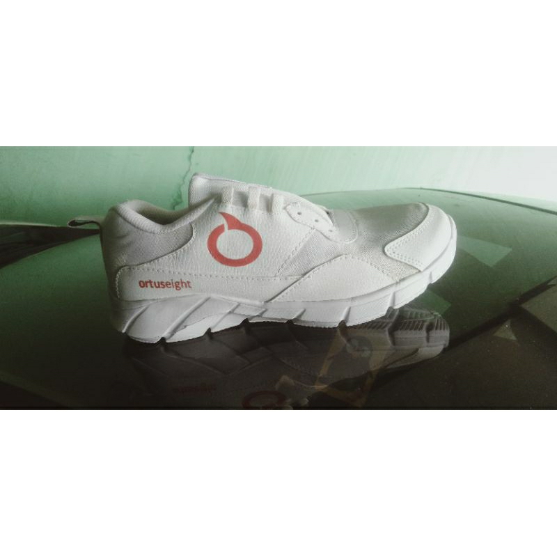 sepatu olah raga wanita