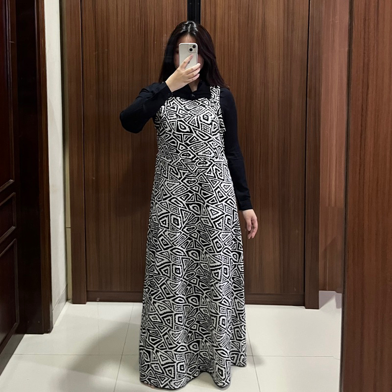 Overall long dress panjang monochrome hitam putih outer baju muslim lebaran preloved