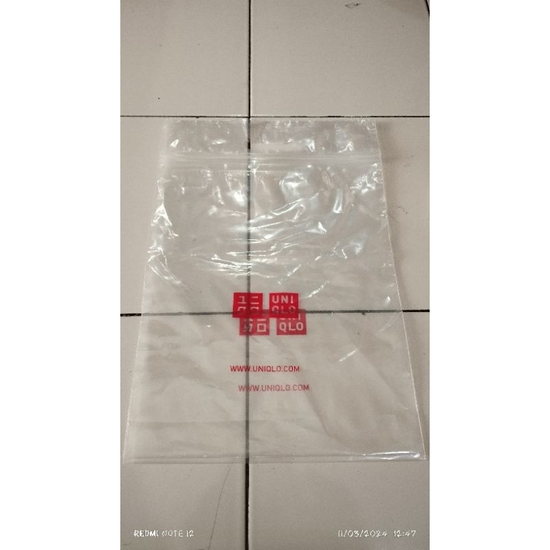 

PLSTIK UNIQLO KIIP ON UK 30×38×7