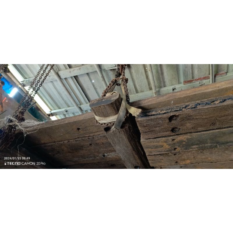 kayu bekas dok kapal