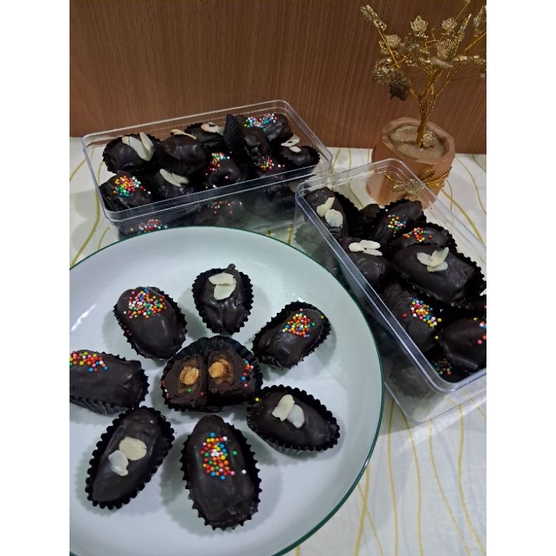 

Kurma Cokelat Almond/Kurcok Almond