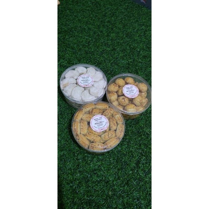 

3 paket kue lebaran home made berat @400 gram tiap toples