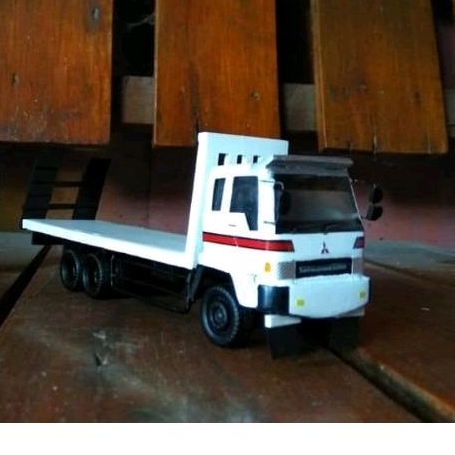Miniatur truk Fuso losbak putih