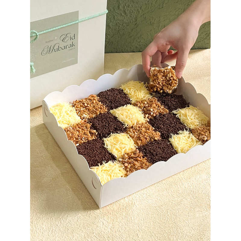 

Crumbites - Bolu Jadul Nogat Keju Coklat Full Wisman (Eid Special Packaging) Hampers Lebara