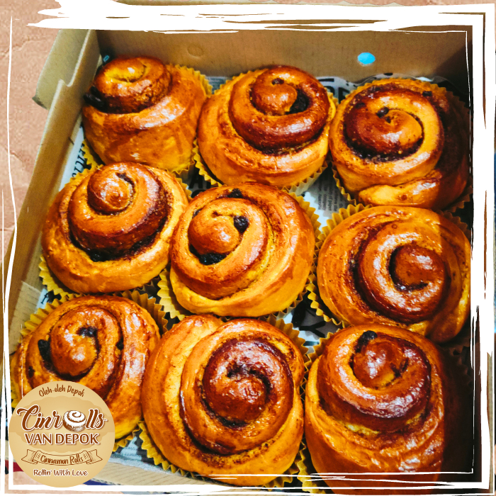 

Cinnamon Roll Slice Box isi 9 With Cream Cheese Frosting