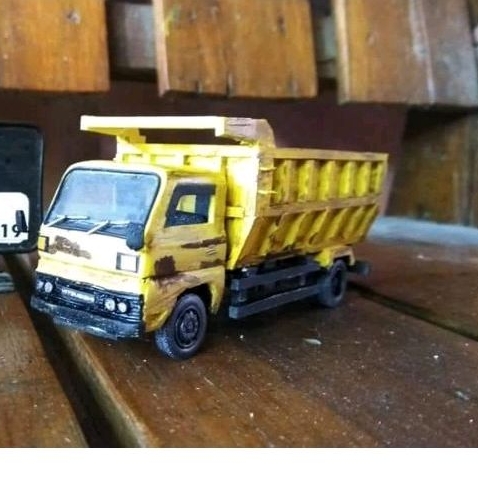 Miniatur truk canter dump jadul