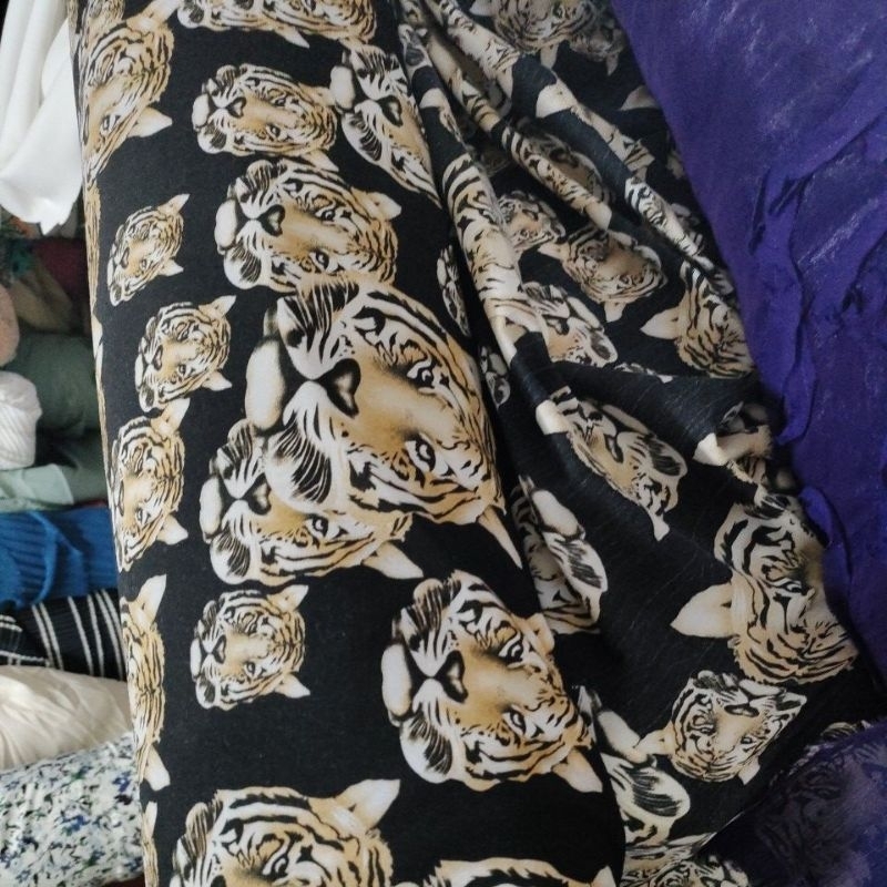 kain ceruty zara crepe motif macan dz- kain motif macan - bahan tunik