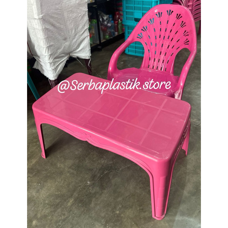kursi santai pink set  4KURSI+1MEJA / kursi rebahan plastik warna / kursi teras / meja teras / meja panjang plastik warna / kursi plastik pink meja pink