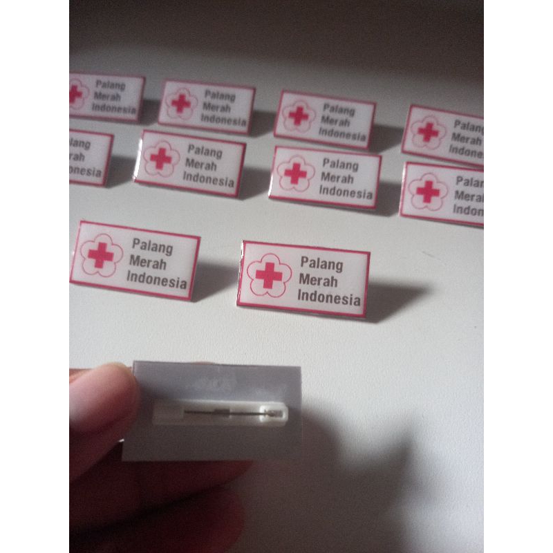 PiN PMI persegi resin latar putih 2 cm x 4 cm